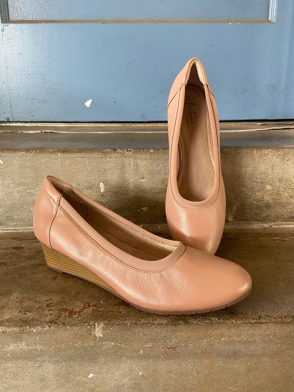 Clark’s Mallory Berry Praline leather wedge style
Pump